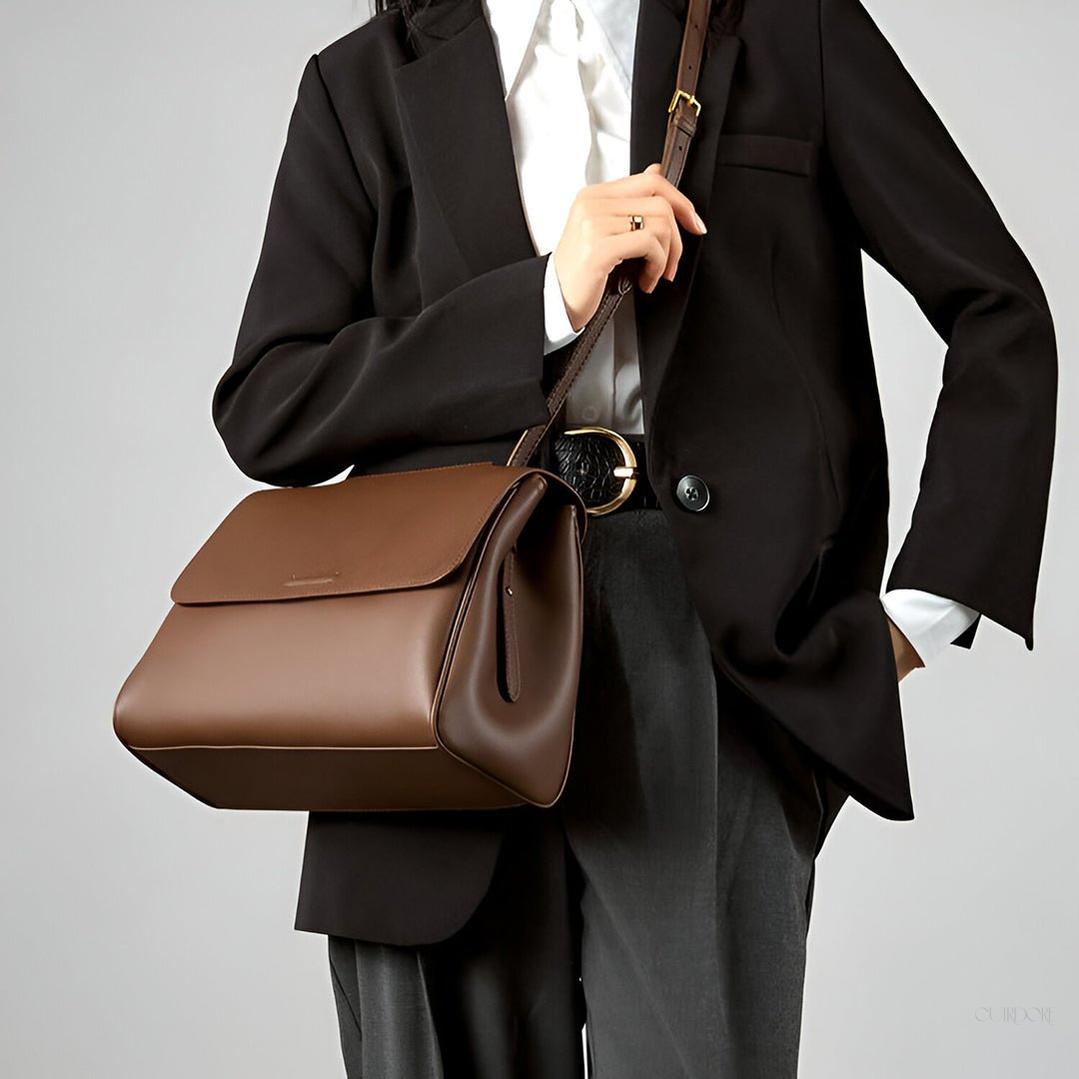 Minimalist Leather Crossbody Bag – Elegant Everyday Shoulder Bag