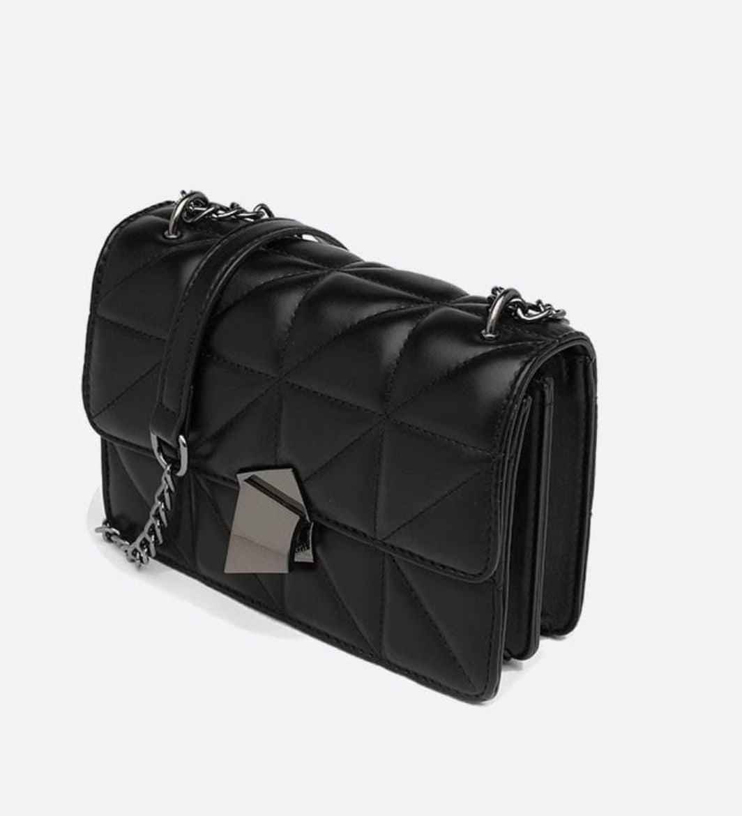 Quilted Crossbody Bag with Geometric Clasp – Modern Elegant Shoulder Bag